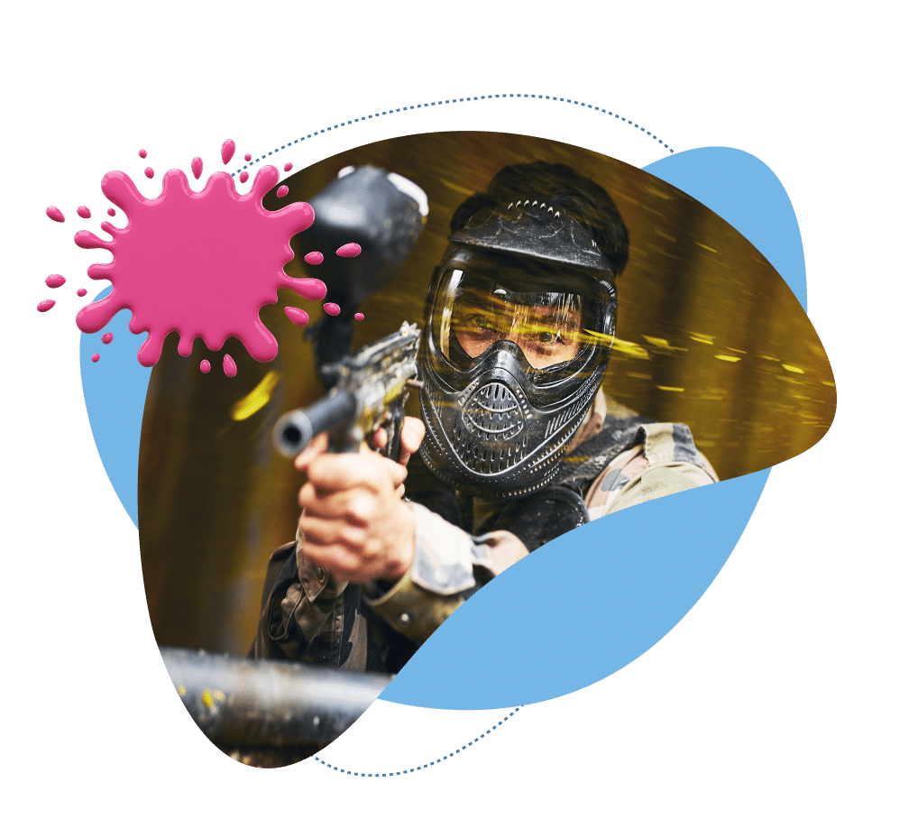 Paintball : Vivez l'Action et l'Adrénaline sur le Terrain. Paintball intense : joueur en action, masque noir et tenue camouflage, visant son objectif. Éclaboussure de peinture rose et motion floue jaune.